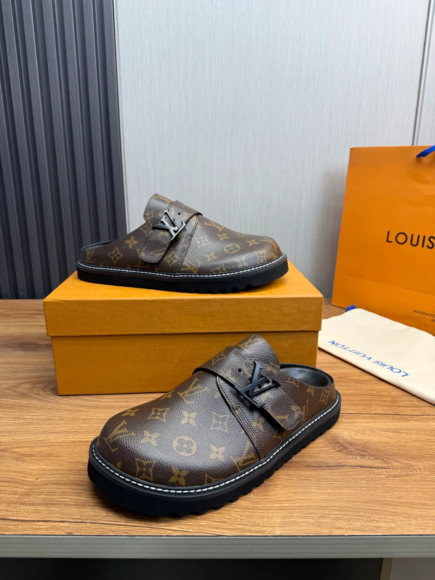 Men's men's shoes 460💰 Lv. Popular couple slippers hot sale🩷💚 🩴Official website one to one production 35-45 sizes 45 46 🉑️Customized!